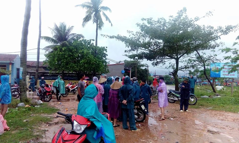 Người dân đứng chờ lực lượng cứu tàu vào