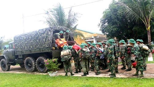 Sư đoàn 968 vào vùng lũ Quảng Bình giúp dân ảnh 1