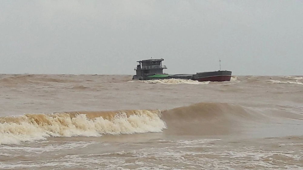 Một tàu bị mắc cạn