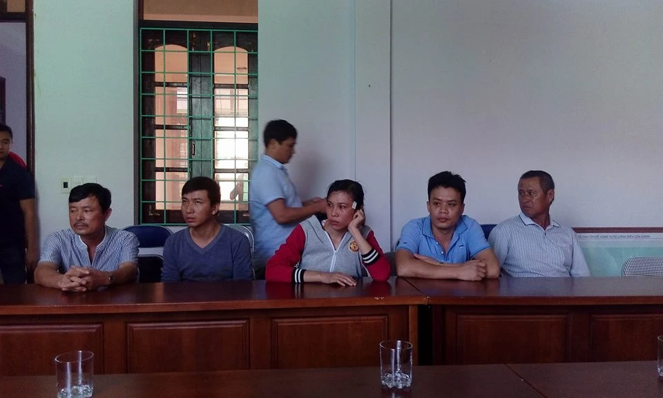 Người thân các ngư dân gặp nạn chờ tin cứu hộ