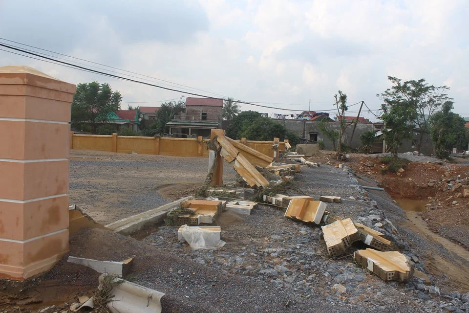 Chợ mới xây chưa đưa vào sử dụng thì bị lũ đánh sập ảnh 2