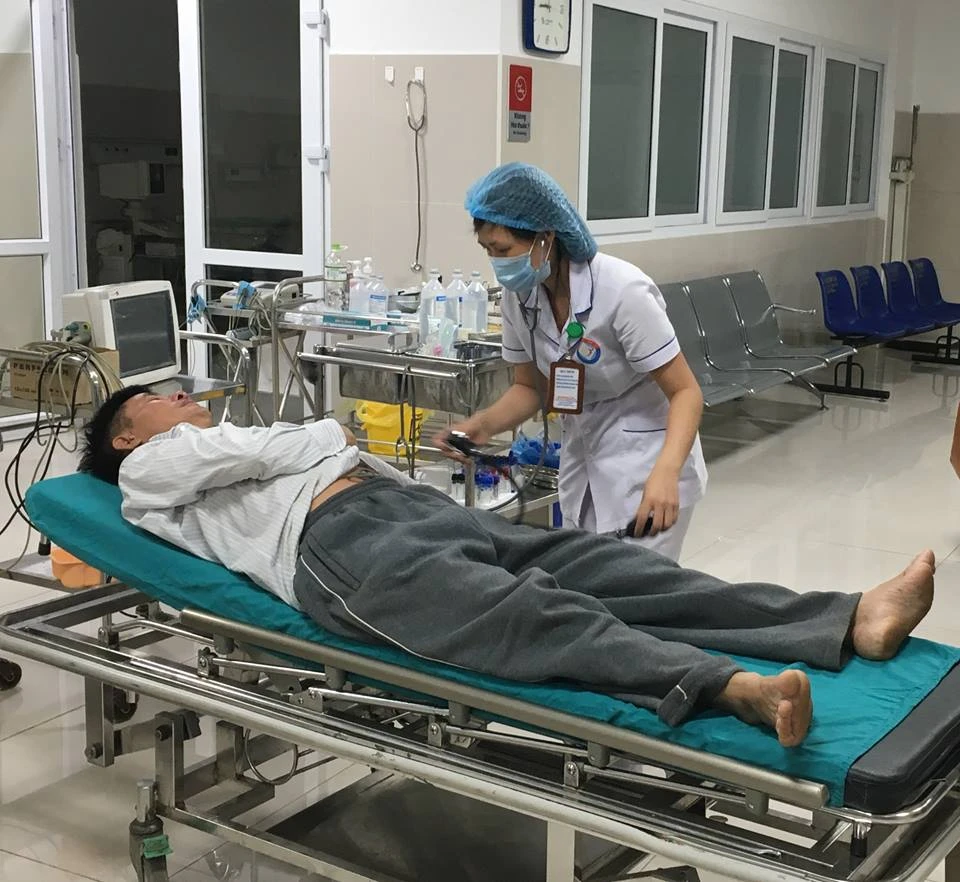 Các thuyền viên đang được lực lượng y tế chăm sóc