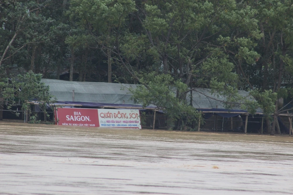 Quảng Trị: Lũ về bất ngờ nhà dân chìm trong biển nước ảnh 1