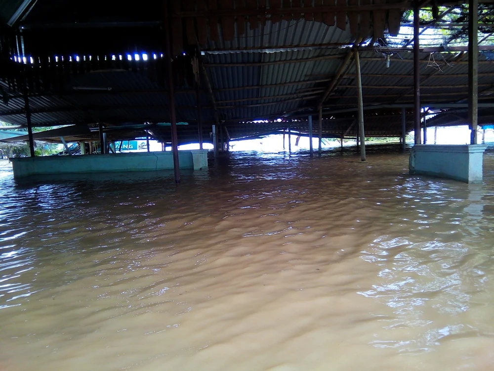 Quảng Trị: Lũ về bất ngờ nhà dân chìm trong biển nước ảnh 2