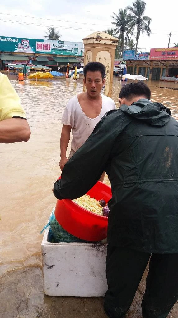 Quảng Trị: Lũ về bất ngờ nhà dân chìm trong biển nước ảnh 3