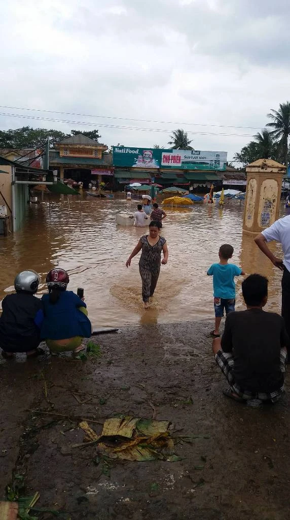 Quảng Trị: Lũ về bất ngờ nhà dân chìm trong biển nước ảnh 4