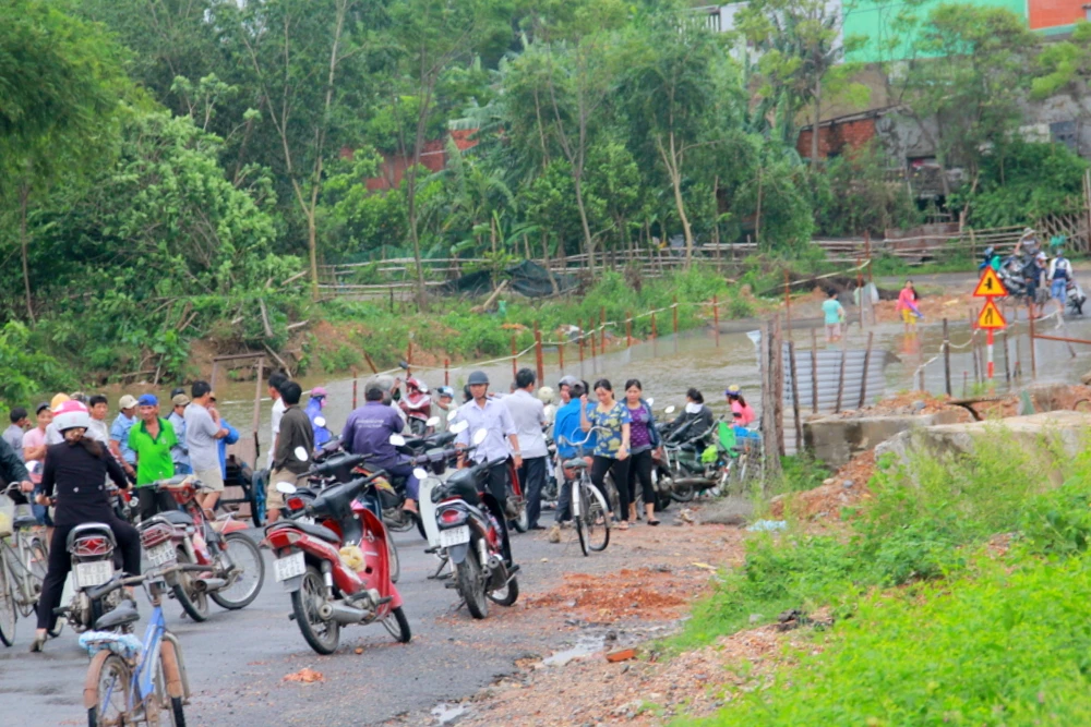 Người và phương tiện rất đông hai bên đoạn ngập lụt. Ảnh Huy Trường