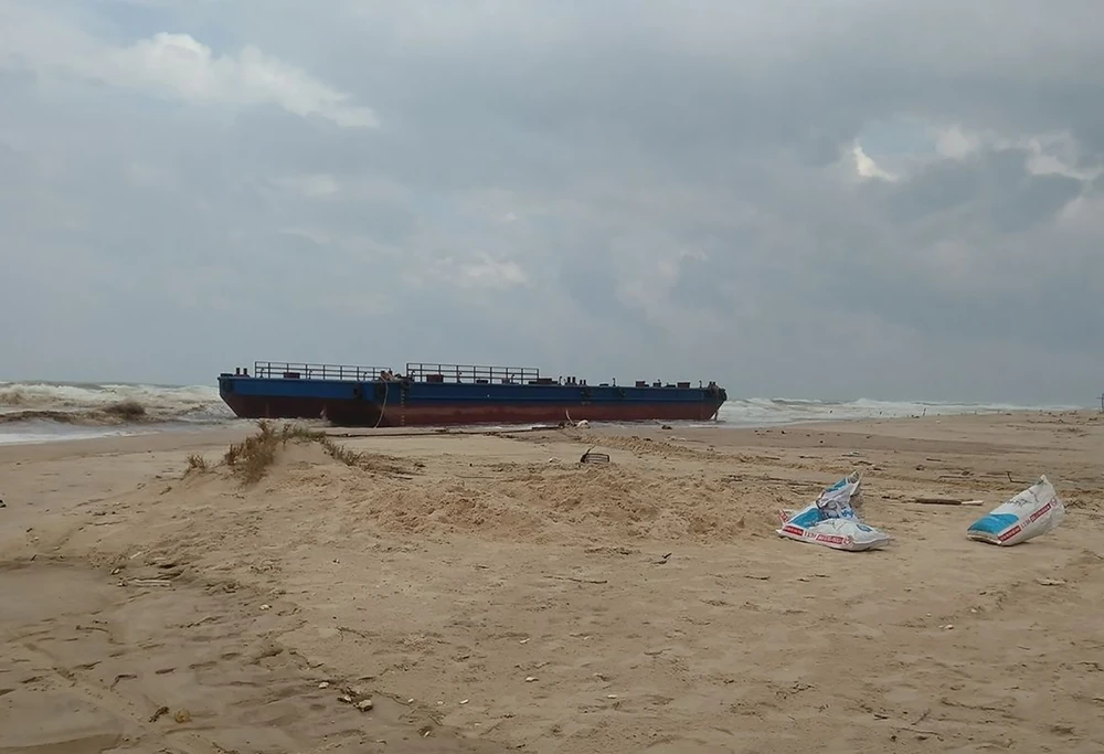 Chiếc xà lan trôi vào gần bờ