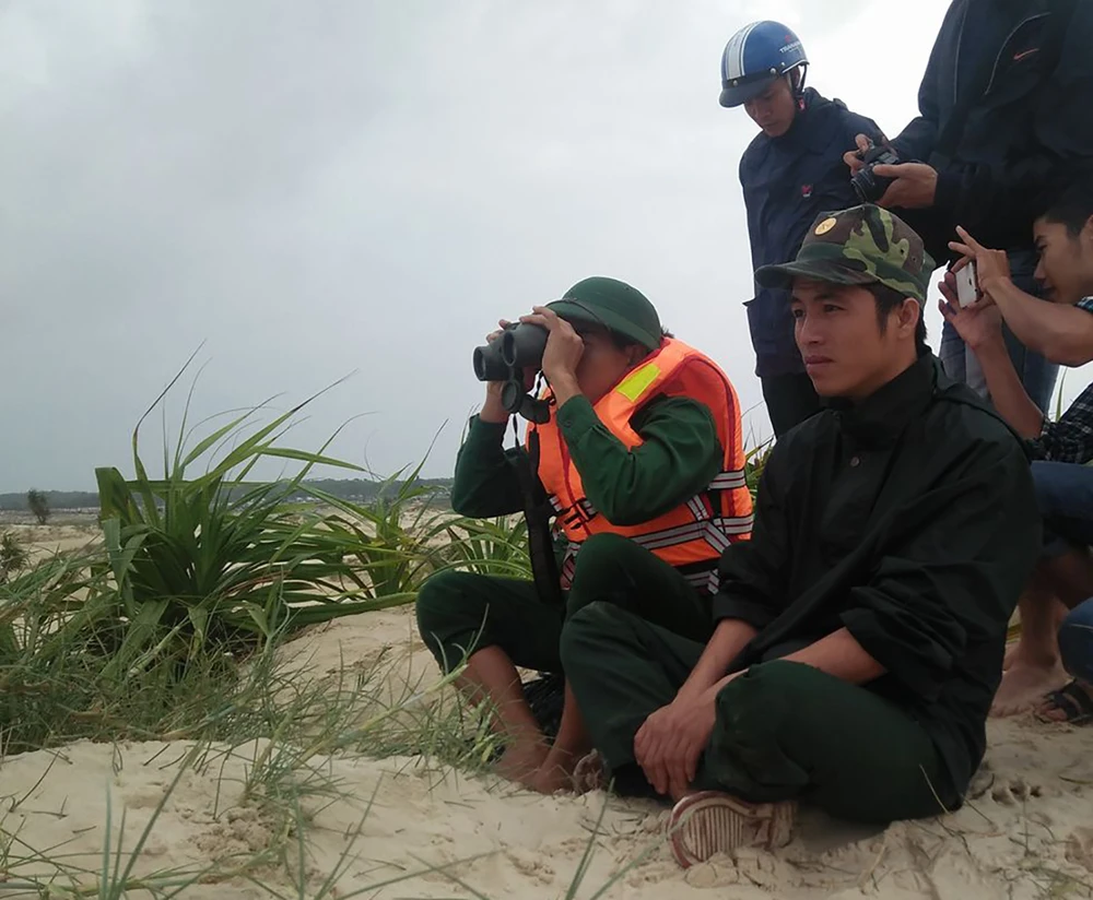 Lực lượng chức năng chỉ biết theo dõi tàu gặp nạn qua ống nhòm