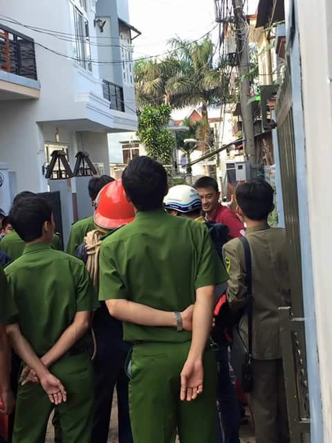 Lực lượng chức năng thuyết phục nam thanh niên 