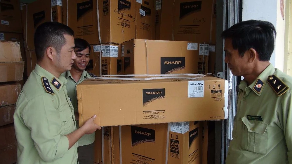 Lực lượng chức năng phát hiện xe chở hàng trái phép. Ảnh Cơ quan chức năng cung cấp