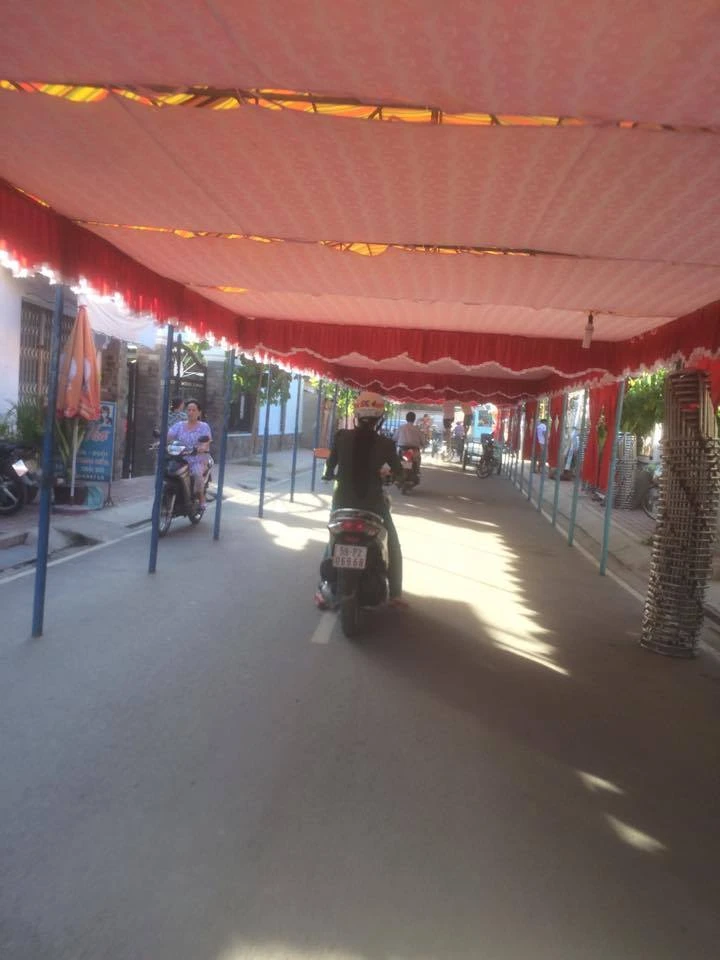 Dựng rạp, lều quán, cổng ra vào trong phạm vi đất dành cho <a href='https://plo.vn/do-thi/giao-thong/' title='đường bộ'>đường bộ</a> bị phạt đến 6 triệu đồng