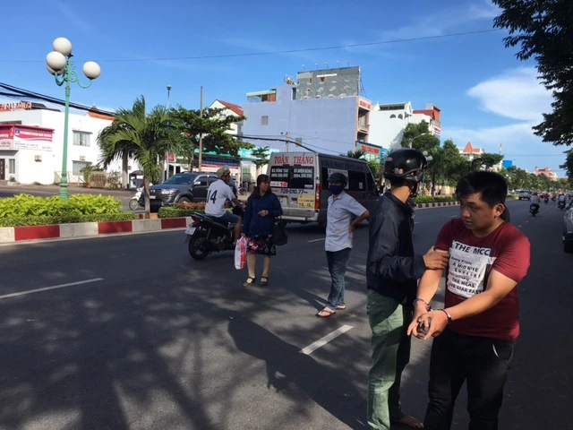 Bắt khẩn cấp 2 thanh niên cướp giật tài sản ảnh 2