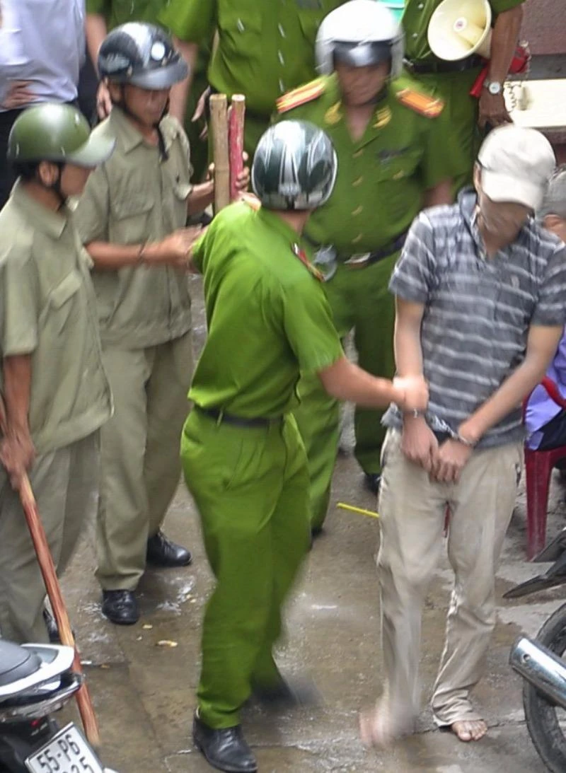 Công an đang áp giải Dương Hiệp Thành về trại giam 