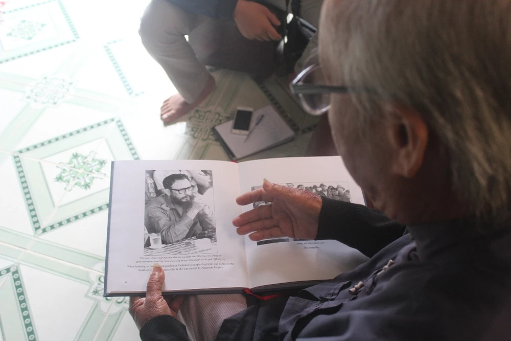 Ông Lê Sỹ Sô với tác phẩm tâm đắc nhất. Ảnh: Nguyễn Do