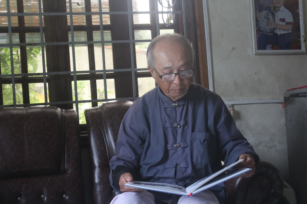 Ông Lê Sỹ Sô người thực hiện 250 bức ảnh về chủ tịch Fidel Castro. Ảnh: Nguyễn Do