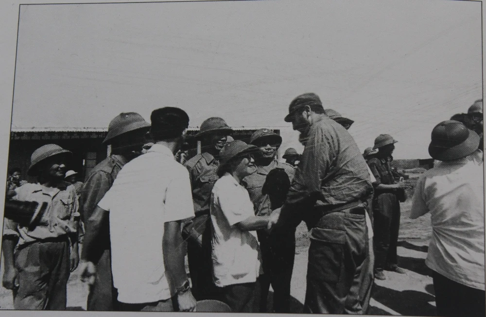 Ông Lê Hành (Lê Xích) Chủ tịch Ủy ban dân tộc giải phóng tỉnh Quảng Trị bắt tay chủ tịch Fidel Castro.