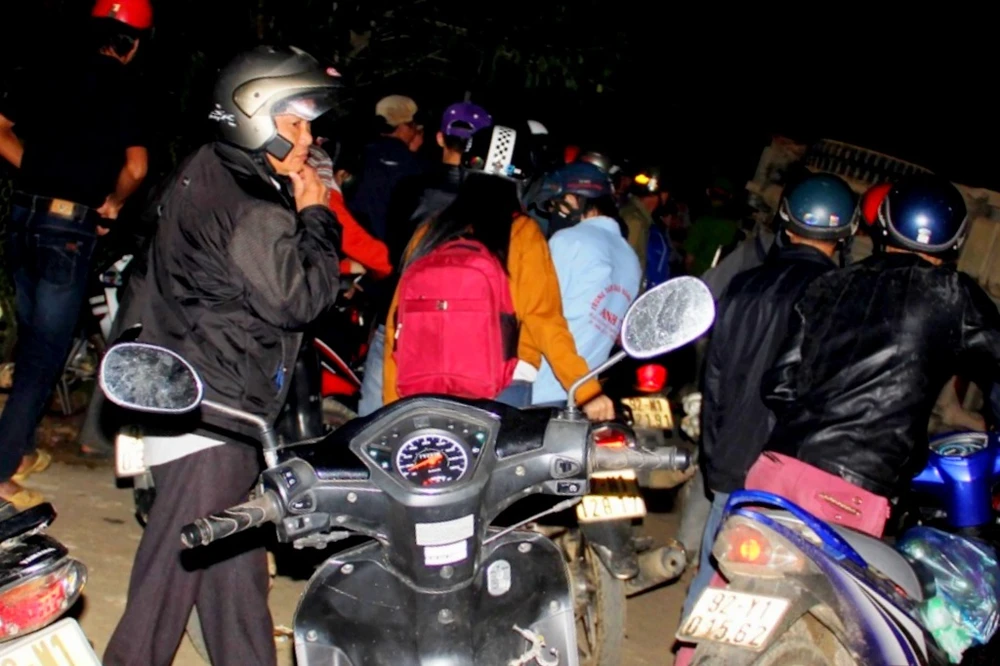 Người dân xem hiện trường sự việc. Ảnh Huy Trường