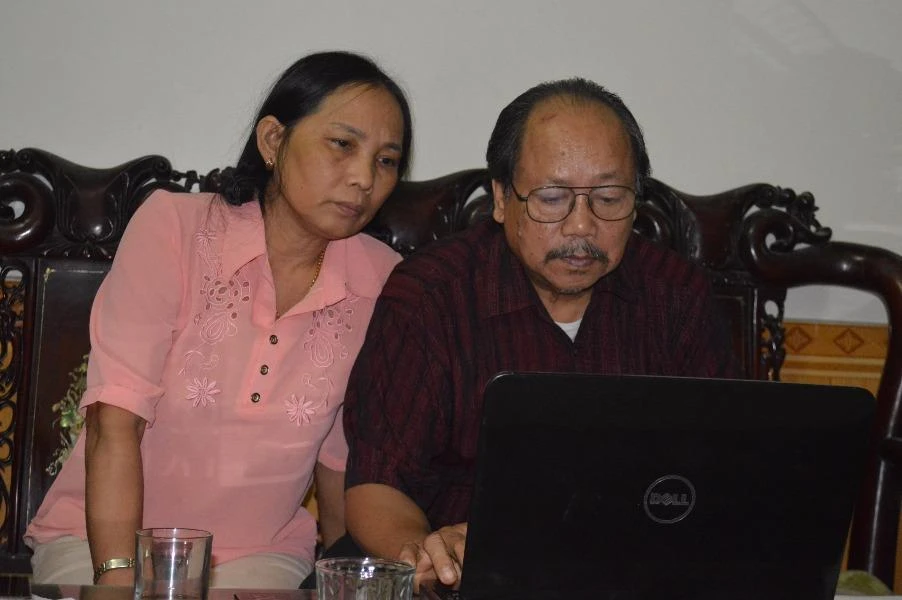 Chị Hương cùng chồng luôn theo dõi những dòng tin về chủ tịch Fidel Castro trên các báo. Ảnh: Nguyễn Do