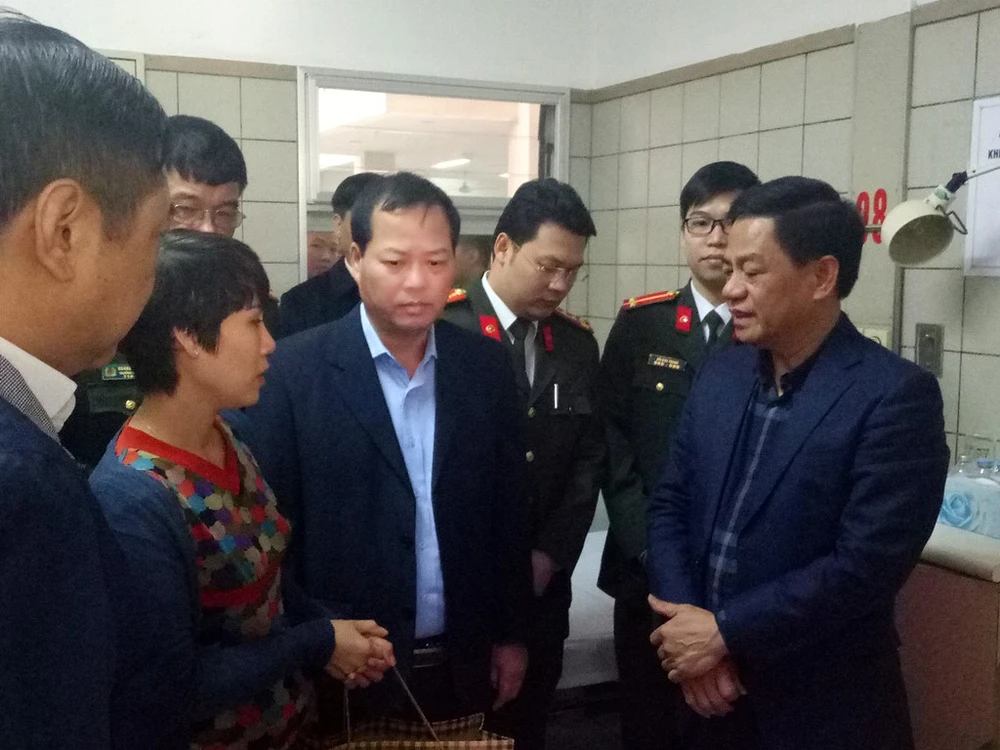 Thiếu tướng Đoàn Duy Khương cùng đại diện chỉ huy các phòng chức năng CATP thăm, động viên gia đình Thiếu tá Nguyễn Hoài Sơn