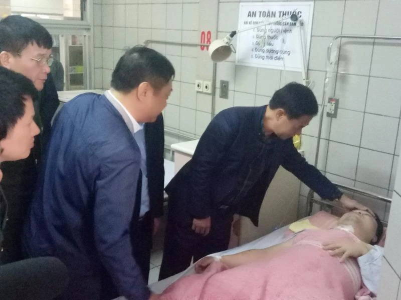 Thiếu tướng Đoàn Duy Khương đến tận giường bệnh thăm, động viên Thiếu tá Nguyễn Hoài Sơn