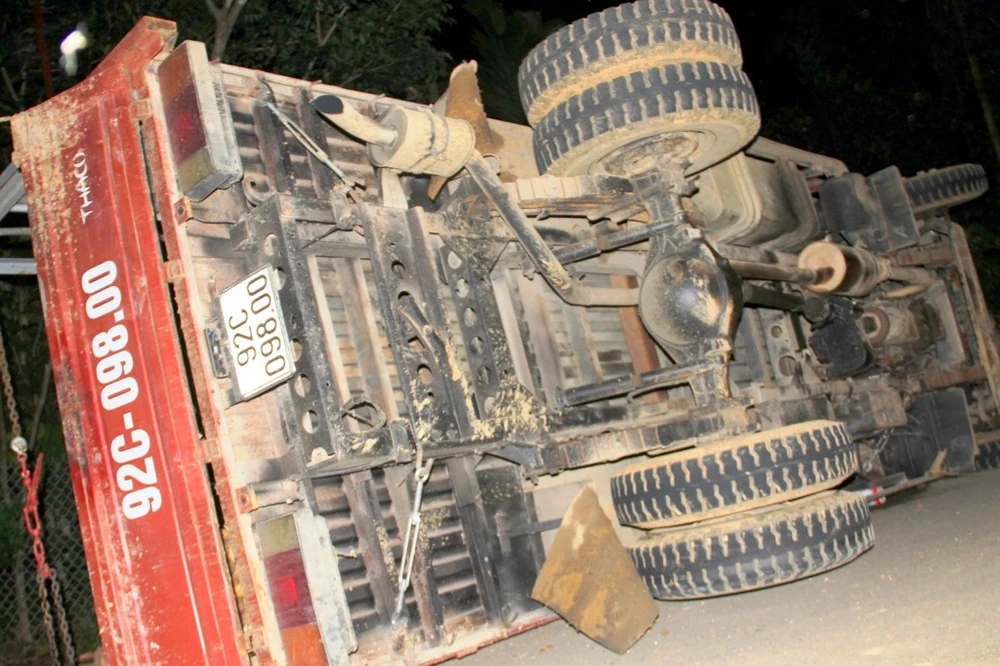 Xe chở keo lật nghiêng sau khi gây tai nạn. Ảnh Huy Trường