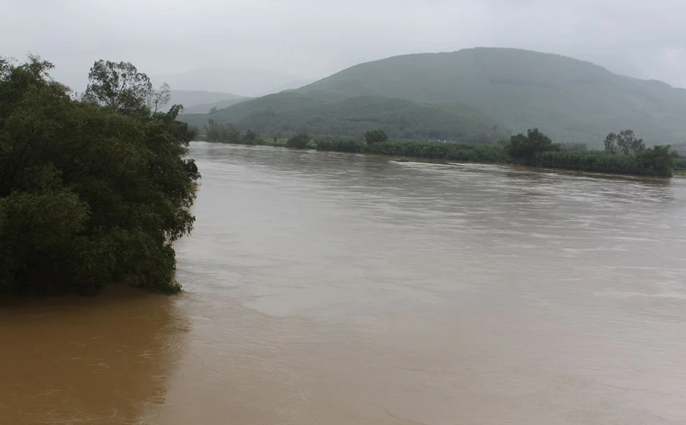 Nước lũ vẫn dâng cao nơi thượng nguồn sông Vệ ( Ảnh chụp lúc 16 giờ chiều nay tại khu vực xã Hành Thiện, huyện Nghĩa Hành)