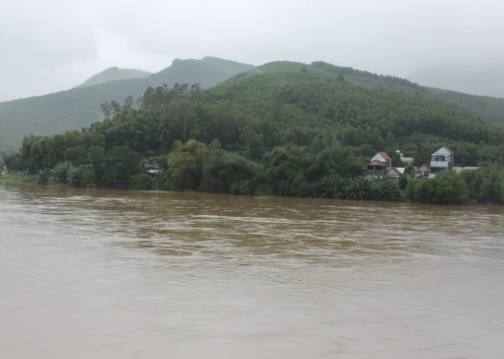 Nhiều khu dân cư xã Hành Thiện lúc 16 giờ chiều nay vẫn bị cô lập do lũ trên sông Vệ còn dâng cao