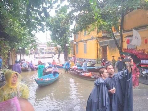 Lũ làm ngập nhiều tuyến đường ở Hội An
