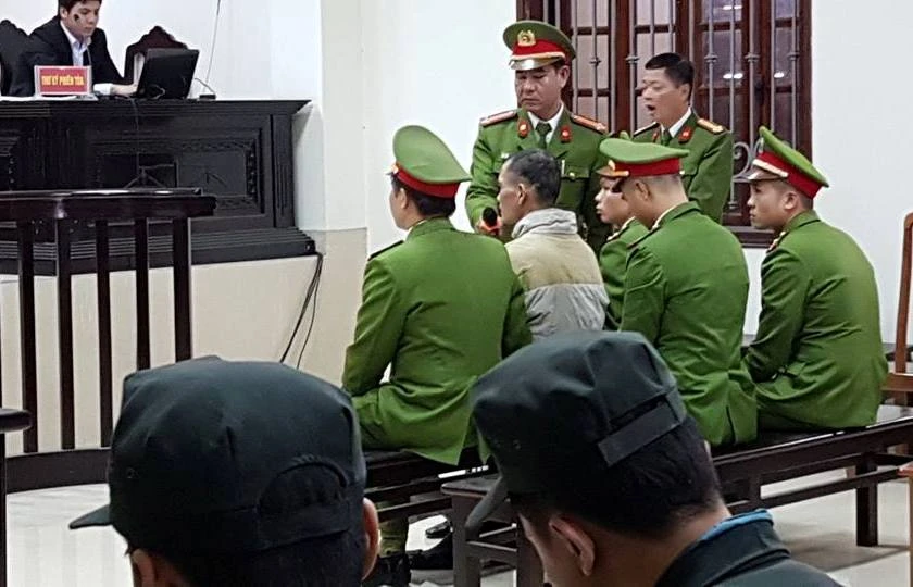 Các cảnh sát áp giải giám sát Doãn Trung Dũng sát sao. Ảnh: Hải Đường