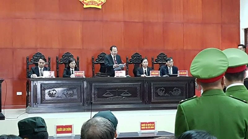 Thẩm phán Phạm Ngọc Bình đang đọc bản nhận định