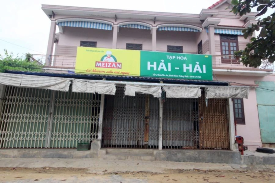 Căn nhà hai tầng là tạp hóa của vợ chồng bà Hải đã khóa trái cửa