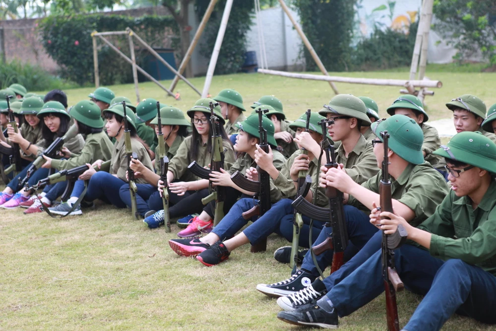 Học sinh lớp 12 phải biết sử dụng súng tiểu liên AK
