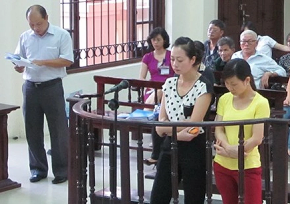 Quỳ gối xin lỗi, 2 cô giáo làm chết trẻ được giảm án