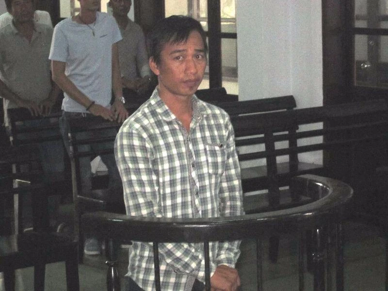 Đi tù vì đốt nhà, đánh vợ cũ