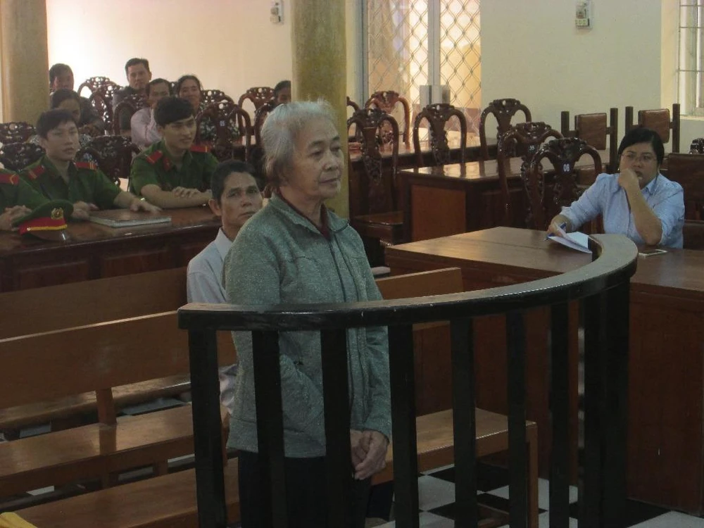 Bắt qua nhà ngủ chung, bà cụ đâm chết người tình