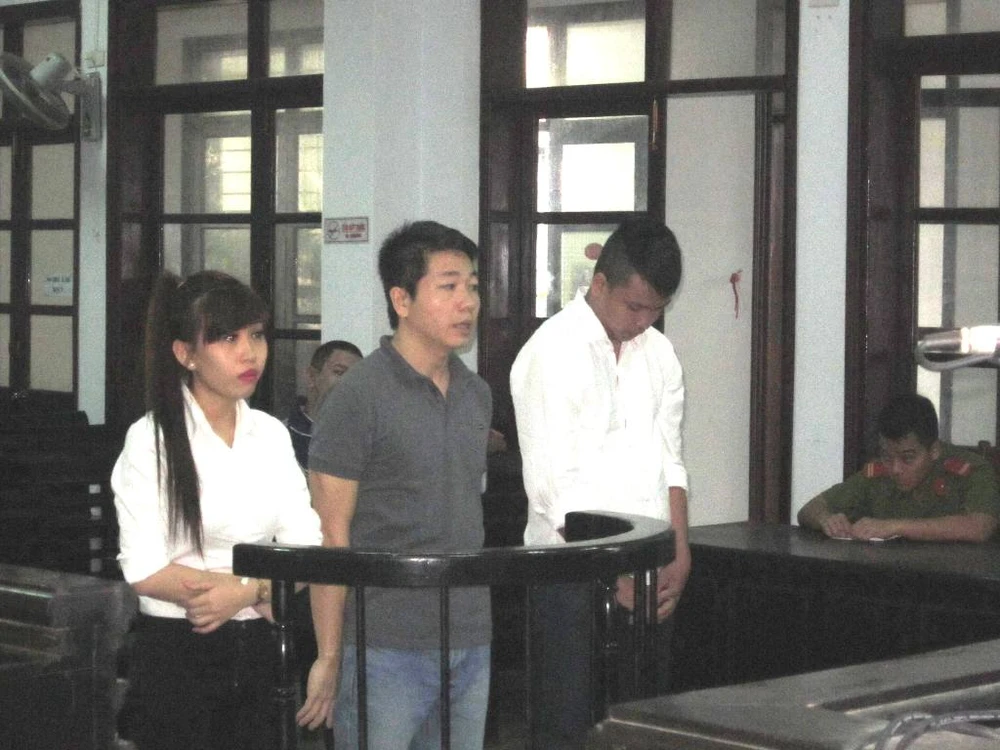 Hotgirl rủ bạn trai cướp đồ của tình cũ