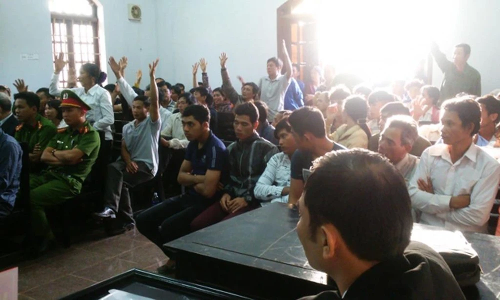 Vụ nổ súng: Hàng chục người dân giơ tay xin làm chứng