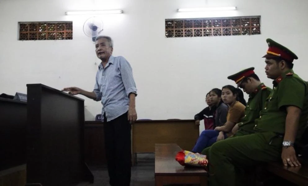 U-70 đột quỵ khi nhìn thấy vợ ngoại tình ảnh 1