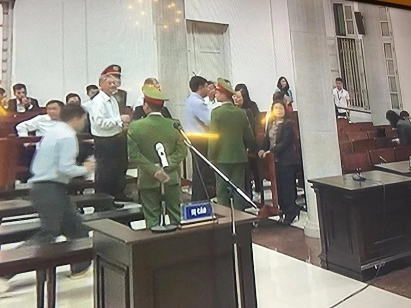 Nhiều người tới ôm, bắt tay thăm hỏi ông Đinh La Thăng ảnh 1