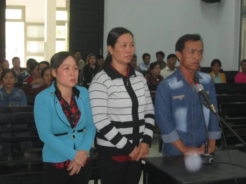 Đi tù vì hùa nhau ném trứng thối vào công an