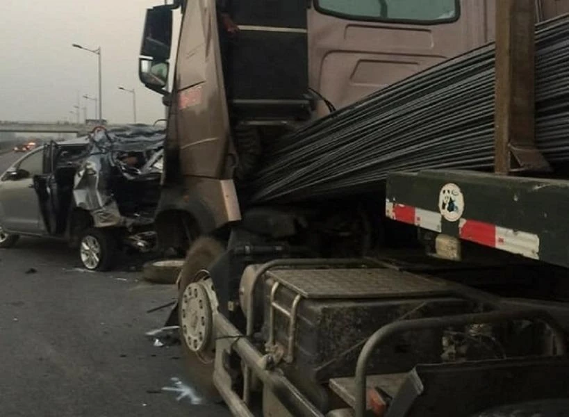 Vụ lùi xe trên cao tốc: Nhiều bạn đọc bênh tài xế container ảnh 1