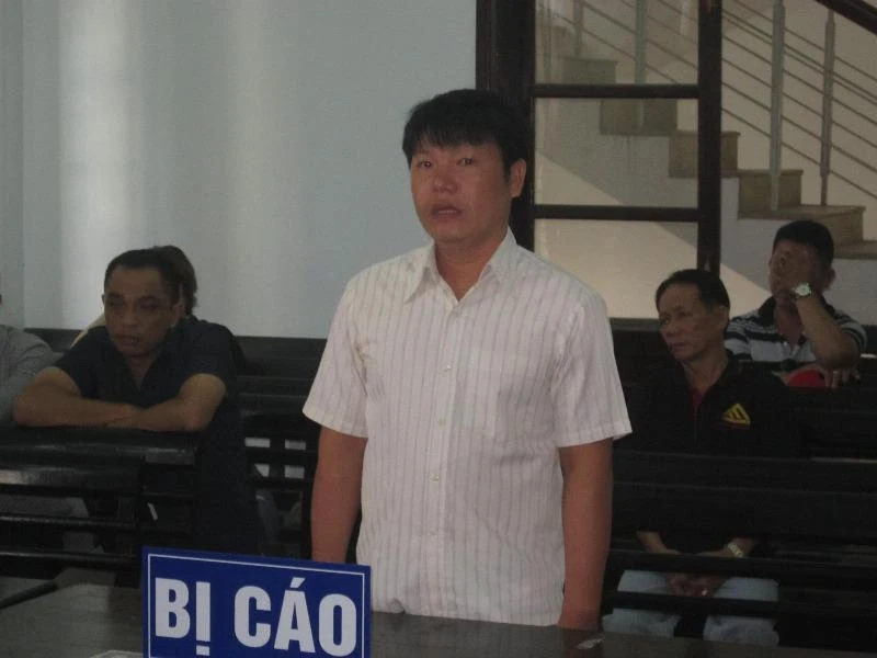 Mang dù đặt ra giữa đường thách thức tổ công tác bị hầu tòa