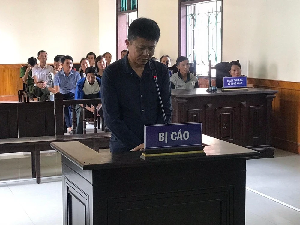 Mâu thuẫn tình cảm, người đàn ông ôm mìn khống chế người yêu ảnh 1