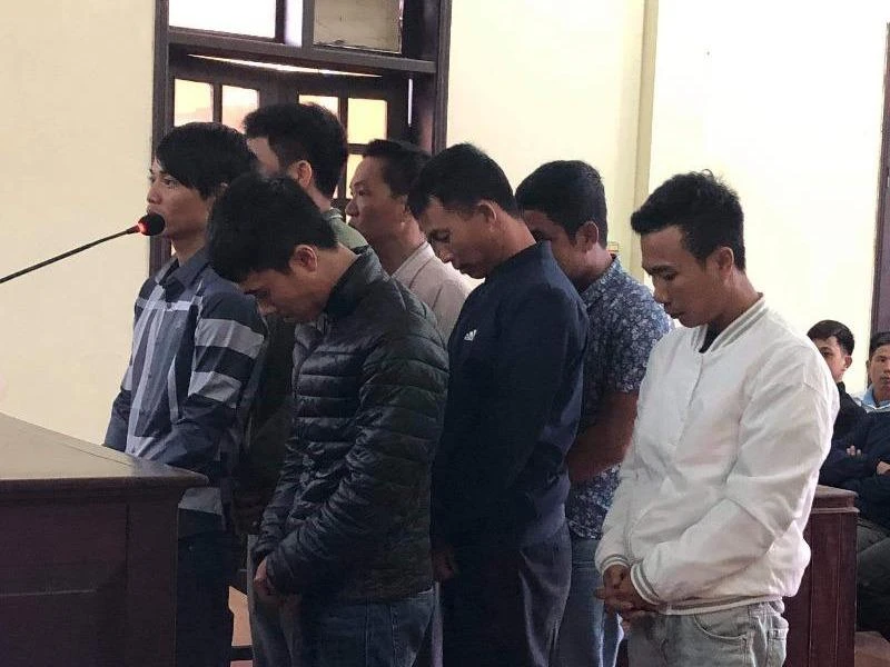 Nổi hứng 'đỏ đen' giữa trưa, 7 thanh niên hầu tòa ảnh 1