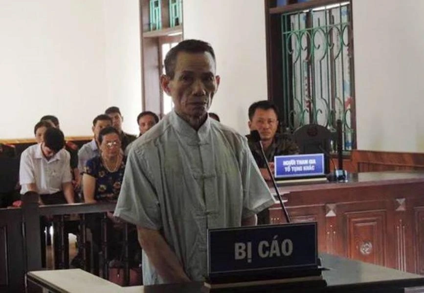 Bảo vệ trường 73 tuổi hiếp dâm bé gái trong nhà vệ sinh ảnh 1