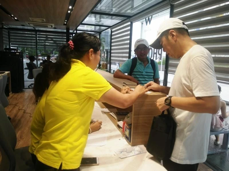 Người dân xếp hàng để được mua vé buýt đường sông ảnh 2