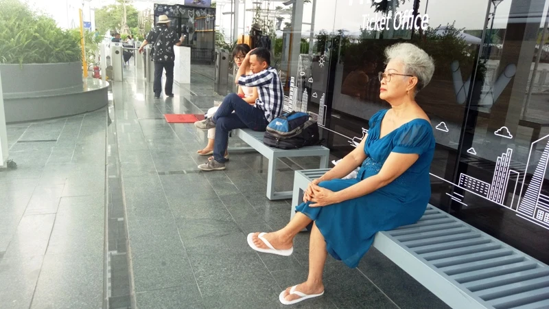 Người dân xếp hàng để được mua vé buýt đường sông ảnh 3