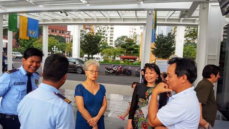 Người dân xếp hàng để được mua vé buýt đường sông ảnh 4