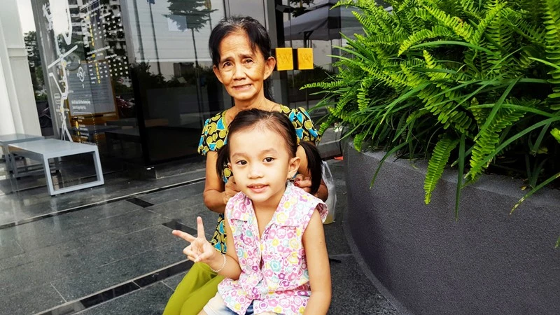 Người dân xếp hàng để được mua vé buýt đường sông ảnh 5